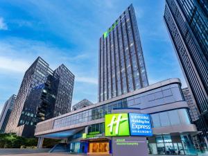 Shenzhen深圳光明智选假日酒店 的一座前面有标志的高楼