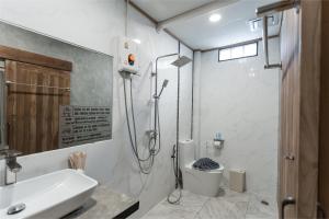 チェンライにあるSleepy House Chiang Raiのバスルーム(シャワー、トイレ、シンク付) +37枚の写真