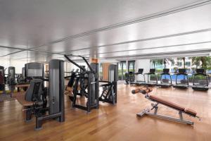 Fitness centrum a/nebo fitness zařízení v ubytování JW Marriott Hotel and Suites Saigon