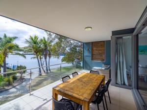 扬巴NRMA Blue Dolphin Yamba Holiday Resort的一间带桌子并可欣赏海景的餐厅 更多31张照片