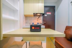 Η κουζίνα ή μικρή κουζίνα στο Nice and Elegant 1BR at Royal Heights Apartment By Travelio