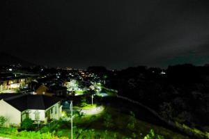 Φωτογραφία από το άλμπουμ του Nice and Elegant 1BR at Royal Heights Apartment By Travelio σε Bantarkamang