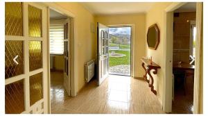 ein Flur mit offener Tür mit Aussicht in der Unterkunft La Lama in San Emiliano