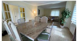 ein Esszimmer mit Tisch und Stühlen in der Unterkunft La Lama in San Emiliano + 6 Fotos