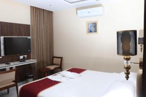 Postel nebo postele na pokoji v ubytování Sree Grand Inn