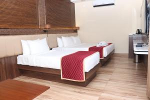 Postel nebo postele na pokoji v ubytování Sree Grand Inn