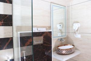 Koupelna v ubytování Sree Grand Inn