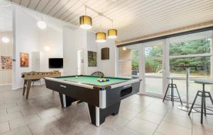 Biliár nebo kulečník v ubytování Holiday Home Solsiden Blåvand X