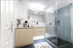 A bathroom at Budapest Downtown Museum Apartments