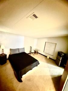 Χώρος καθιστικού στο Large bedroom and bathroom to enjoy