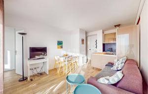 ein Wohnzimmer mit Couch und Küche in der Unterkunft 2 Bedroom Amazing Apartment In Royan in Royan