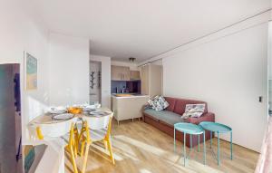 ein Wohnzimmer mit Tisch und Stühlen und einer Couch in der Unterkunft 2 Bedroom Amazing Apartment In Royan in Royan