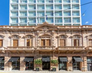 een oud gebouw voor een hoog gebouw bij Palmaroga Hotel Asuncion, Tapestry Collection by Hilton in Asuncion