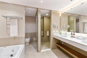 Een badkamer bij Palmaroga Hotel Asuncion, Tapestry Collection by Hilton