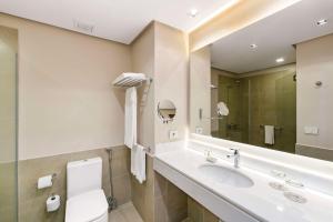 Een badkamer bij Palmaroga Hotel Asuncion, Tapestry Collection by Hilton