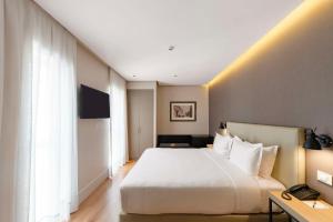 Een bed of bedden in een kamer bij Palmaroga Hotel Asuncion, Tapestry Collection by Hilton