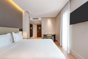 Een bed of bedden in een kamer bij Palmaroga Hotel Asuncion, Tapestry Collection by Hilton