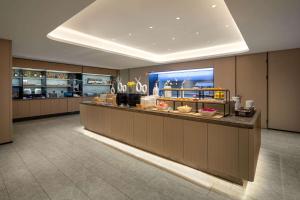 Un restaurante con un mostrador con comida. en Days Hotel by Wyndham Aba Hongyuan, en Hongyuan