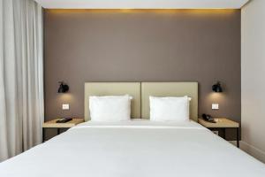 Een bed of bedden in een kamer bij Palmaroga Hotel Asuncion, Tapestry Collection by Hilton