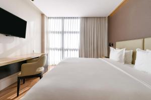 Een bed of bedden in een kamer bij Palmaroga Hotel Asuncion, Tapestry Collection by Hilton