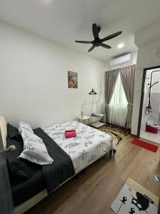 a bedroom with a bed and a ceiling fan at Homestay Islam Keluarga Puncak Alam in Bandar Puncak Alam