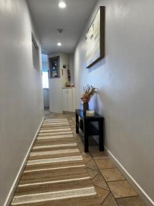 ein Flur mit einem Teppich auf dem Boden eines Zimmers in der Unterkunft Five o clock somewhere in Golden Beach