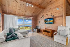Ruang duduk di Harbourview Haven - Mangawhai Heads Holiday Home