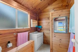 Bilik mandi di Harbourview Haven - Mangawhai Heads Holiday Home +18 gambar