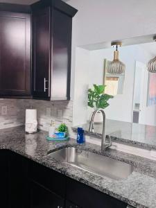 Η κουζίνα ή μικρή κουζίνα στο Tropical Oasis near Beaches! 4BR, Heated Pool, Fire Pit, Grill and More