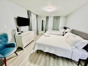 Ένα ή περισσότερα κρεβάτια σε δωμάτιο στο Tropical Oasis near Beaches! 4BR, Heated Pool, Fire Pit, Grill and More +61 φωτογραφίες