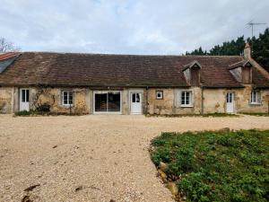 une ancienne maison en pierre avec une allée en face de celle-ci dans l'établissement Maison familiale rénovée dans village médiéval - FR-1-591-712, à Levroux