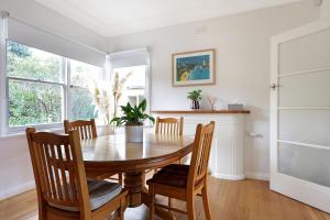 una sala da pranzo con tavolo e sedie in legno di Heritage in Warrnambool a Warrnambool