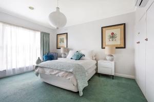 una camera da letto con un letto e una grande finestra di Heritage in Warrnambool a Warrnambool