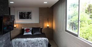 Ένα ή περισσότερα κρεβάτια σε δωμάτιο στο EXCLUSIVO APARTAMENTO para disfrutar Medellin