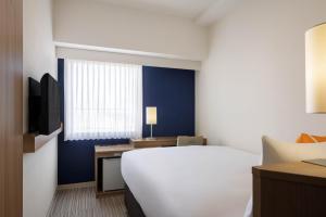 Televiisor ja/või meelelahutuskeskus majutusasutuses Four Points Flex by Sheraton Shin Osaka