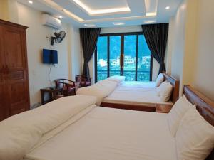 Postel nebo postele na pokoji v ubytování Kiên Bin Đồng Văn Hotel