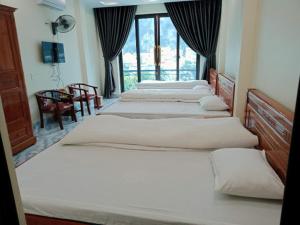Postel nebo postele na pokoji v ubytování Kiên Bin Đồng Văn Hotel