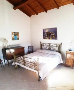 ヴィーコ・デル・ガルガーノにあるCase Vacanza Al Borgo Anticoの木製の天井が特徴のベッドルーム1室(ベッド1台付)