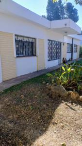 a building with windows on the side of it at Casa hasta 5 personas in Villa Carlos Paz