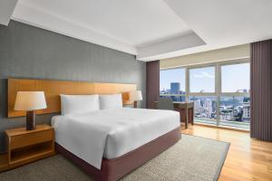 Postel nebo postele na pokoji v ubytování JW Marriott Hotel and Suites Saigon