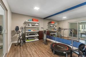une salle de sport avec un vélo et un miroir dans l'établissement Waterfront Condo Unmatched Views and Prime Location, à San Diego