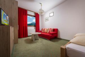 TV a/nebo společenská místnost v ubytování Familienhotel Central + 37 fotografií