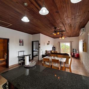 Una cocina o kitchenette en Sunset Views Apartment, West End