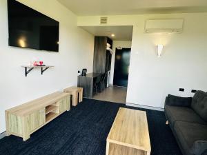 梅特兰Thornton Executive Hotel的带沙发和电视的客厅