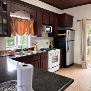 Una cocina o kitchenette en Sunset Views Apartment, West End