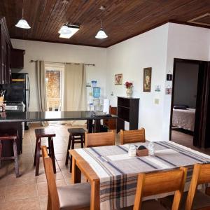 Una cocina o kitchenette en Sunset Views Apartment, West End