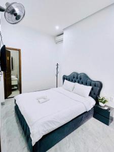 Postel nebo postele na pokoji v ubytování Villa's Võ Thị Sáu Huế + 7 fotografií