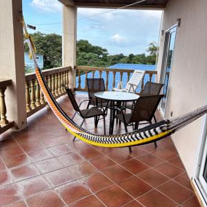 Un balcón o terraza en Sunset Views Apartment, West End
