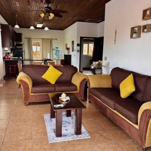 Un lugar para sentarse en Sunset Views Apartment, West End