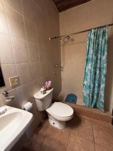 Un baño de Sunset Views Apartment, West End